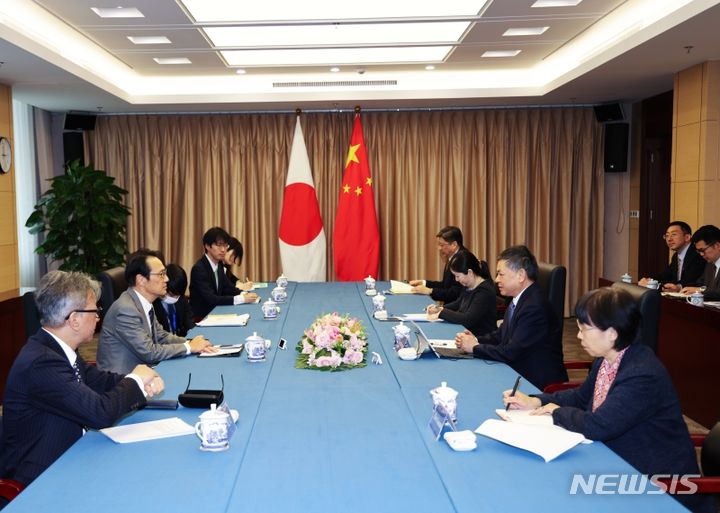 [베이징=뉴시스]황룬추 생태환경부장(장관)은 지난 20일 베이징에서 가나스기 겐지 주(駐)중국 일본대사와 면담을 갖고 양국 간 미래 환경 협력, 상호 인력 교류 등에 대해 의견을 교환했다고 21일 중국 생태환경부가 전했다. 사진은 황 부장과 가나스기 대사가 면담하는 모습.(사진=중국 생태환경부 홈페이지 갈무리) 2024.2.21 photo@newsis.com