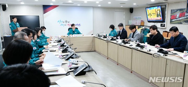 [안산=뉴시스] 안산시가 21일 안산시청에서 이민근 안산시장 주재로 안산지역 응급의료기관과 함께 비상진료대책 점검회의를 개최했다(사진=안산시 제공)2024.02.21.photo@newsis.com