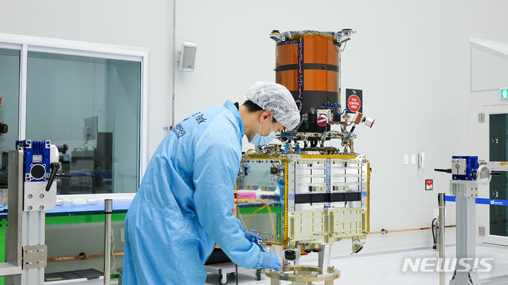 [대전=뉴시스]21일 대전 쎄트렉아이에서 직원들이 초소형 위성 '스페이스아이-M(SpaceEye-M)'를 제작하고 있다. (사진=쎄트렉아이 제공)