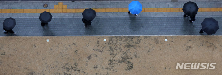 [서울=뉴시스] 홍효식 기자 = 전국 대부분 지역이 흐리고 비가 내리는 21일 오전 서울 중구 시청역 인근에서 시민들이 우산을 쓰고 출근길 발걸음을 재촉하고 있다. 2024.02.21. yesphoto@newsis.com