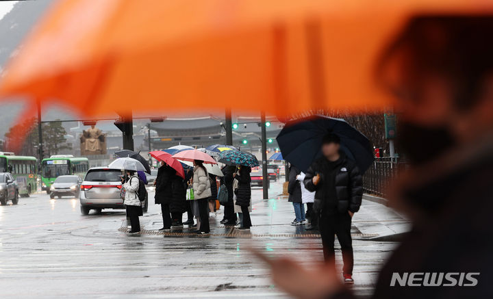 [서울=뉴시스] 홍효식 기자 = 전국 대부분 지역이 흐리고 비가 내리는 21일 오전 서울 종로구 광화문사거리에서 시민들이 우산을 쓰고 신호를 기다리고 있다. 2024.02.21. yesphoto@newsis.com