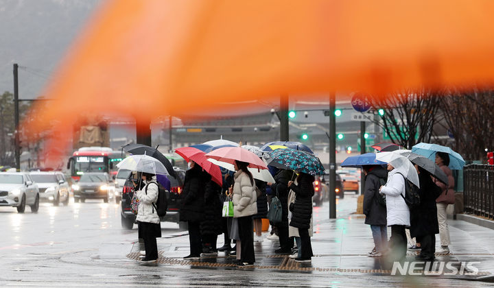 [서울=뉴시스] 홍효식 기자 = 전국 대부분 지역이 흐리고 비가 내리는 21일 오전 서울 종로구 광화문사거리에서 시민들이 우산을 쓰고 신호를 기다리고 있다. 2024.02.21. yesphoto@newsis.com