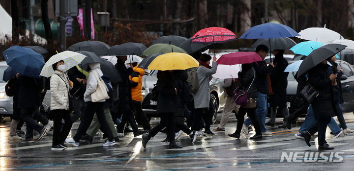 [서울=뉴시스] 홍효식 기자 = 3·1절 연휴 마지막 날인 오는 3일 일요일은 오전까지 전국 대부분 지역에 비 또는 눈이 내리겠다. 사진은 지난달 21일 오전 서울 종로구 광화문사거리에서 시민들이 우산을 쓰고 출근길 발걸음을 재촉하고 있는 모습. 2024.02.21. yesphoto@newsis.com