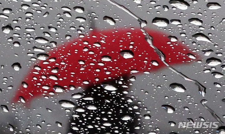 [서울=뉴시스] 홍효식 기자 = 전국 대부분 지역이 흐리고 비가 내리는 21일 서울 중구 시청역 인근에서 한 시민이 우산을 쓰고 발걸음을 옮기고 있다. 2024.02.21. yesphoto@newsis.com
