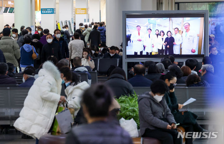 [서울=뉴시스] 김명년 기자 = 서울 시내 한 대학병원 로비가 환자와 방문객들로 붐비고 있다. 2024.02.21. kmn@newsis.com