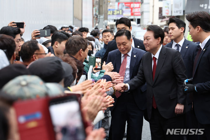 [울산=뉴시스] 조수정 기자 = 윤석열 대통령이 21일 울산 남구 신정상가시장을 방문해 시민들과 인사하고 있다. 2024.02.21. chocrystal@newsis.com