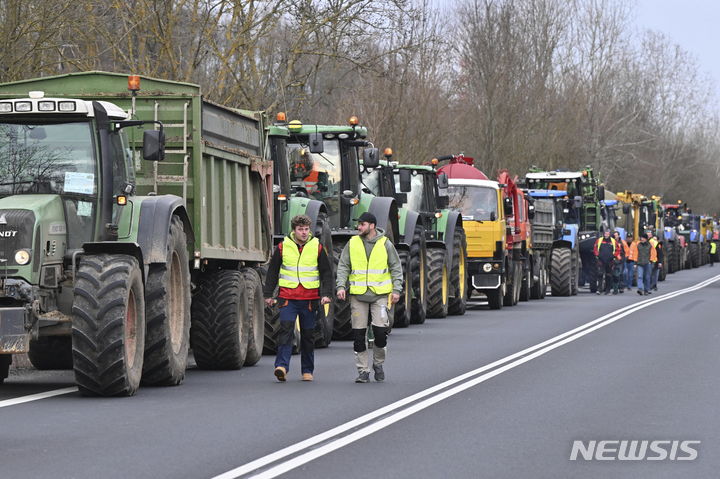 [호도닌-홀릭(체코-슬로바키아 국경)=AP/뉴시스]체코 농부들이 22일 체코와 슬로바키아 국경 호도닌-홀릭 국경 교차로에서 트랙터를 세워 놓고 시위를 벌이고 있다. 체코 농부들은 22일 유럽연합(EU)의 농업 정책, 관료주의 및 전반적 농업 조건에 반대하는 시위에 트랙터와 다른 차량들을 이웃국가들의 국경으로 몰고 가 힘을 합치기 시작했다. 이들은 중앙 유럽에서 발트해, 발칸반도에 이르는 10개 EU 국가의 농부들이 시위에 참가하고 있다고 주장했다. 2024.02.22.