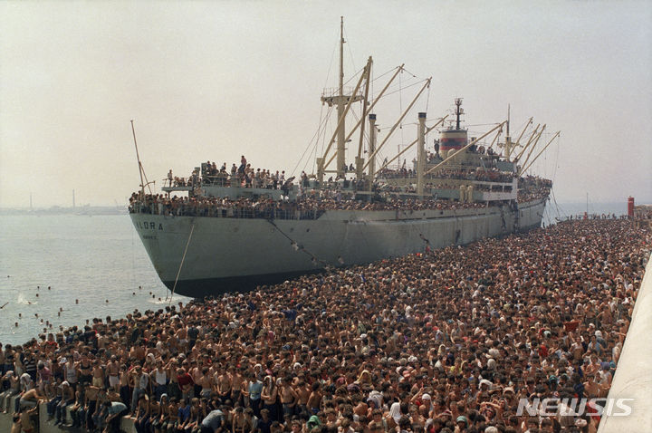 [AP/뉴시스] 알바니다 라마 총리는 이탈리아가 공산정권 붕괴 직후 기아에 시달려 이탈리아로 탈주한 알바니아 인들을 난민으로 받아준 데 대한 감사의 마음으로 이탈리아의 망명심사 임시수용 요청을 기꺼이 허용한다고 말해왔다. 사진은 1991년 8월 기아의 알바니아에서 화물선 비오라를 도망온 수만 알바니아인들이 하선해 부두에 모여 있는 광경이다. 