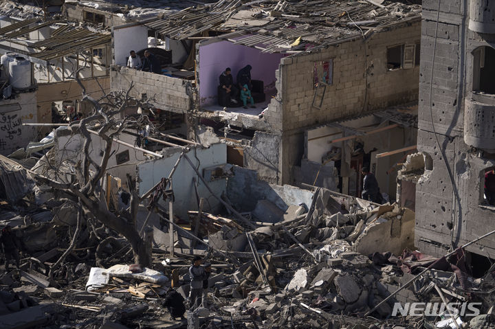 [라파=AP/뉴시스] 지난 22일(현지시각) 가자지구 남부 라파의 가옥들이 이스라엘의 공습으로 파괴된 모습. 2024.02.26.