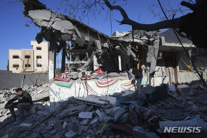 [누세이라트=AP/뉴시스] 하마스의 가자지구 보건부는 15일(현지시간) 지난 24시간 동안 팔레스타인인 149명이 사망했다고 발표했다. 사진은 지난달 22일 가자지구 중부 누세이라트 난민 캠프에서 팔레스타인 주민들이 이스라엘의 공습으로 파괴된 한 가족의 집 잔해를 살피는 모습. 2024.03.15.