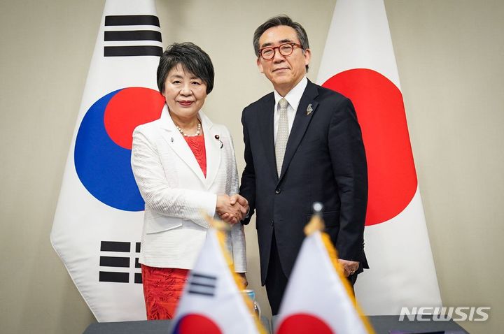 [서울=뉴시스] 조태열 외교부 장관과 가미카와 요코 일본 외무상은 21일 오전(현지시간) 브라질 리우데자네이루에서 주요 20개국(G20) 외교장관회의를 계기로 별도의 양자 회담을 가졌다. (사진= 외교부 제공)