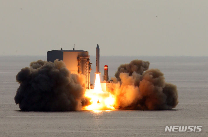 [서울=뉴시스]한화시스템이 지난해 12월4일 14시 정각 제주도 남쪽 해상에서 소형 SAR 위성을 우주로 발사한 모습. (사진=한화시스템 제공)