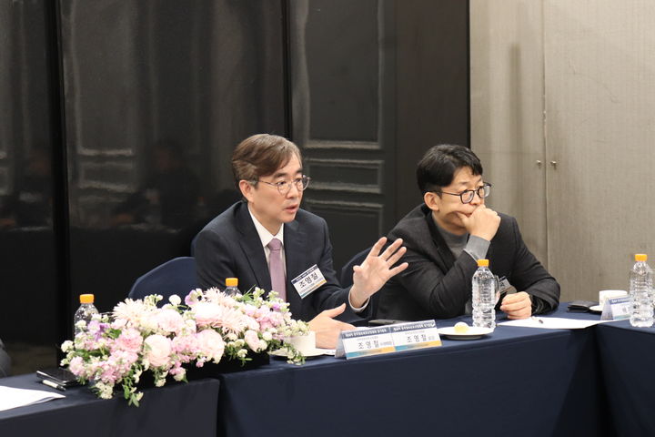 (왼쪽부터) 조영철 제17대 한국정보보호산업협회장과 배환국 수석부회장(소프트캠프 대표)가 올해 협회 추진 방향에 대해 설명하고 있다(사진=KISIA 제공) *재판매 및 DB 금지