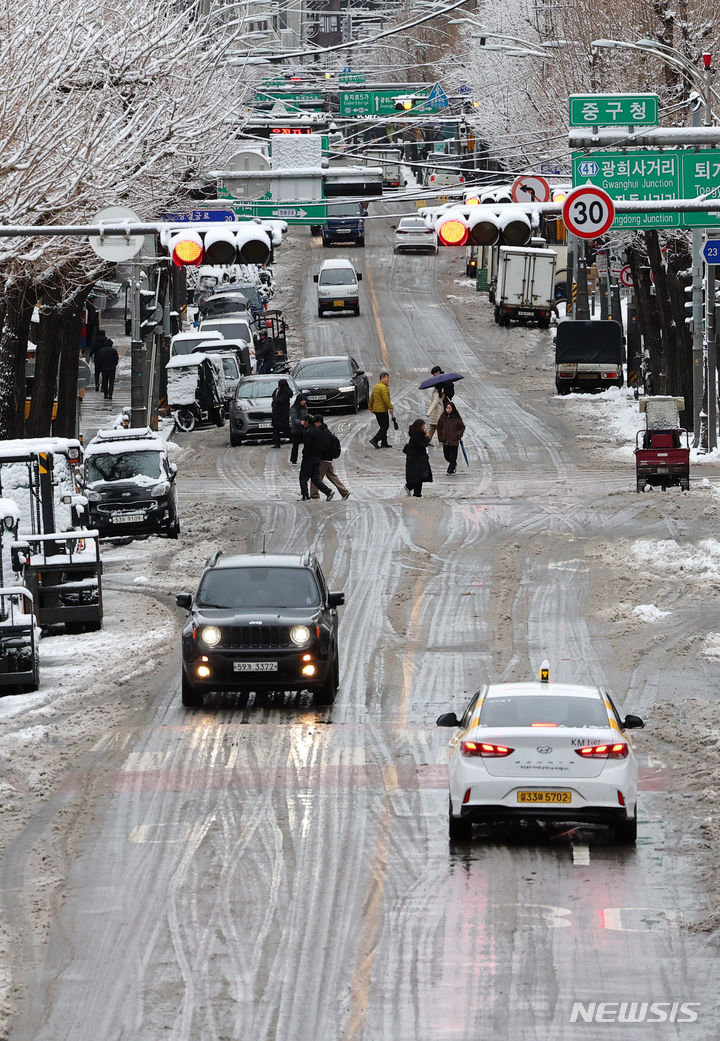 [서울=뉴시스] 최진석 기자 = 밤사이 전국에 눈이 많이 내린 22일 오전 서울 중구 도로에 쌓인 눈이 녹아내려 있다. 2024.02.22. myjs@newsis.com