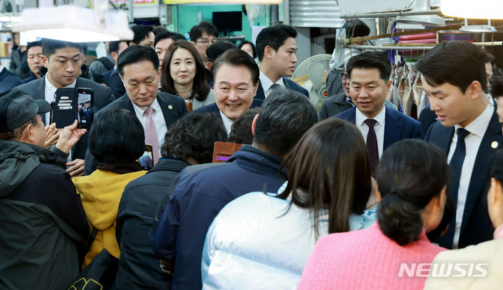 [창원=뉴시스] 전신 기자 = 윤석열 대통령이 22일 경남 창원 마산어시장을 방문해 상인 및 시민들과 인사하고 있다. (대통령실통신사진기자단) 2024.02.22. photo1006@newsis.com