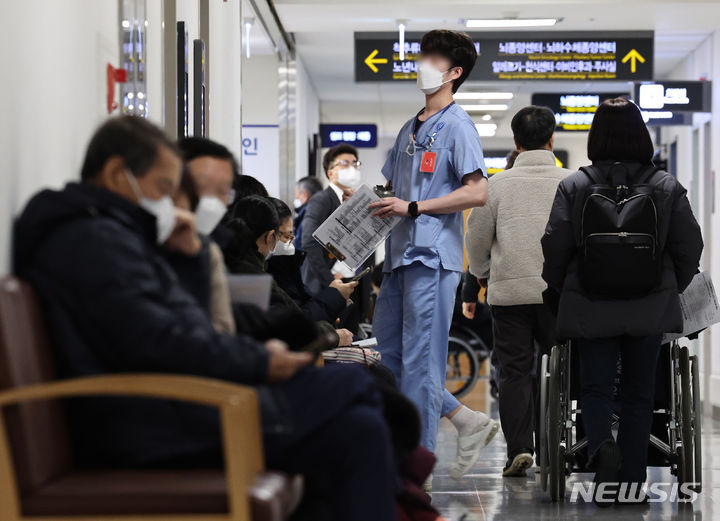 [서울=뉴시스] 김금보 기자 = 전공의 업무중단 3일 차인 22일 오후 서울 서대문구 세브란스병원이 분주한 모습을 보이고 있다. 2024.02.22. kgb@newsis.com