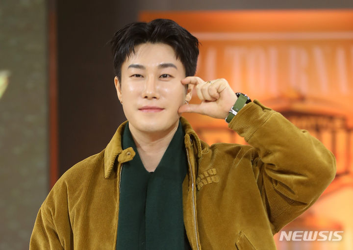 [서울=뉴시스] 김혜진 기자 = 래퍼 산이가 22일 오후 서울 중구 DDP 패션몰에서 열린 유튜브 힙합 서바이벌 콘텐츠 2024 토너먼트 벌스 랩 배틀 랩컵 녹화에 앞서 포즈를 취하고 있다. 2024.02.22. jini@newsis.com