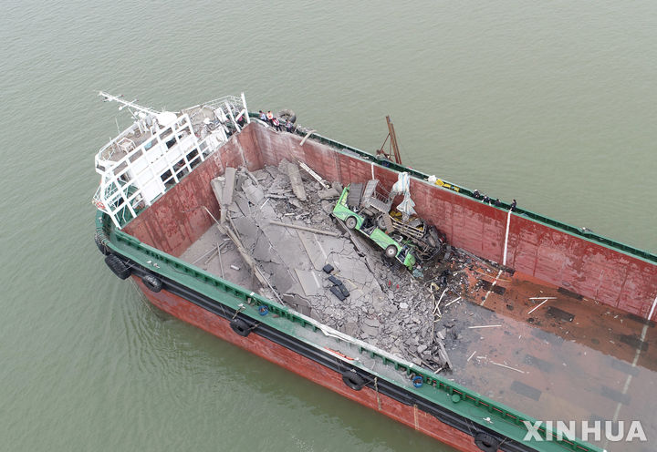 [광저우=신화/뉴시스] 22일(현지시각) 중국 광둥성 광저우에서 빈 컨테이너선이 리신샤대교 교각과 충돌해 다리 일부가 무너지고 다리 위 차량이 사고 선박에 추락해 있다. 이 사고로 최소 2명이 숨지고 3명이 실종됐으며 자동차 2대가 물에 빠지고 1대는 선박으로 추락했다. 2024.02.22.