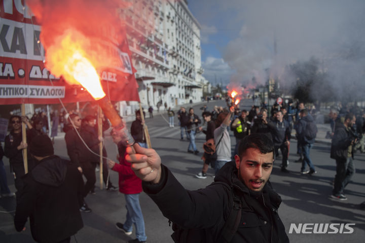[아테네=AP/뉴시스] 올 해 2월 22일 아테네 거리에서 대학생들이 불꽃을 피우며 시위하고 있다. 그리스 대학생들은 전세계의 가자전쟁 반대, 친팔레스타인 대학생 시위에 호응해서 5월 13일 대학별로 밤샘 시위에 나섰다. 2024.05. 14.
