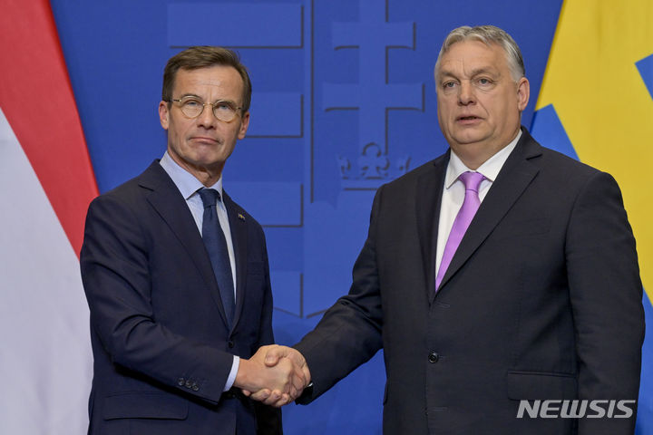 [부다페스트=AP/뉴시스]23일(현지시간) 헝가리를 방문한 울프 크리스테르손 스웨덴 총리(왼쪽)가 빅토르 오르반 헝가리 총리와 악수하고 있다. 오르반 총리는 이날 스웨덴이 전투기 4대를 지원하기로 약속함에 따라 양국 사이의 불신이 사라졌다며 오는 26일 헝가리 의회가 스웨덴의 북대서양조약기구(NATO) 가입을 비준할 것이라고 밝혔다. 2024.2.24.