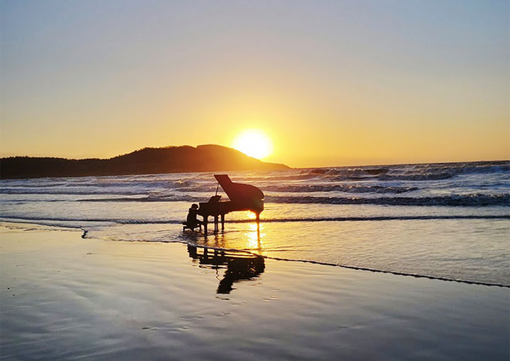 [신안=뉴시스] 양산해변에 설치된 피아노. (사진=신안군 제공) 2024.02.23. photo@newsis.com *재판매 및 DB 금지
