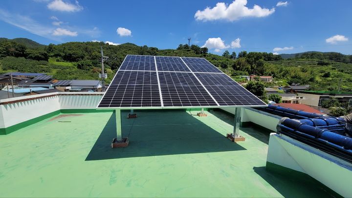 [밀양=뉴시스] 신재생에너지 융복합지원사업으로 주택에 설치된 태양광 시설. (사진=밀양시 제공) 2024.02.23. photo@newsis.com *재판매 및 DB 금지