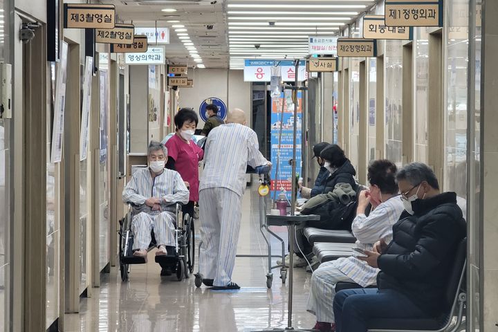 [대구=뉴시스] 이상제 기자 = 대구 중구의 한 2차 병원에서 환자들이 진료를 받기 위해 기다리고 있다. 2024.2.23. king@newsis.com *재판매 및 DB 금지