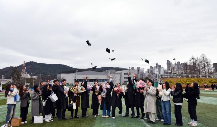 [순천=뉴시스] 23일 국립 순천대 학위수여식이 열린 가운데 졸업생이 학사모를 던지며 기뻐하고 있다. (사진=순천대) 2024.02.23. photo@newsis.com *재판매 및 DB 금지