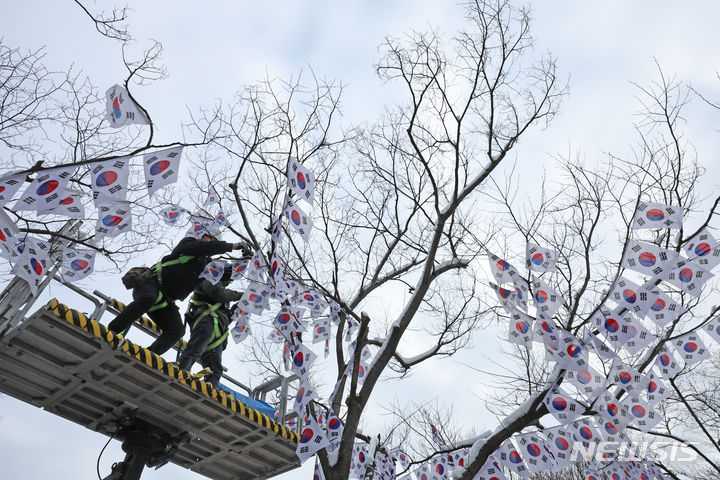 [서울=뉴시스] 김금보 기자 = 23일 오전 서울 용산구 효창공원 일대에서 작업자들이 가로수에 태극기를 게양하고 있다. 용산구는 다음달 3일까지 효창공원 일대 710m 구간을 '제105주년 3.1절 기념 태극기 거리'로 조성한다. 2024.02.23. kgb@newsis.com