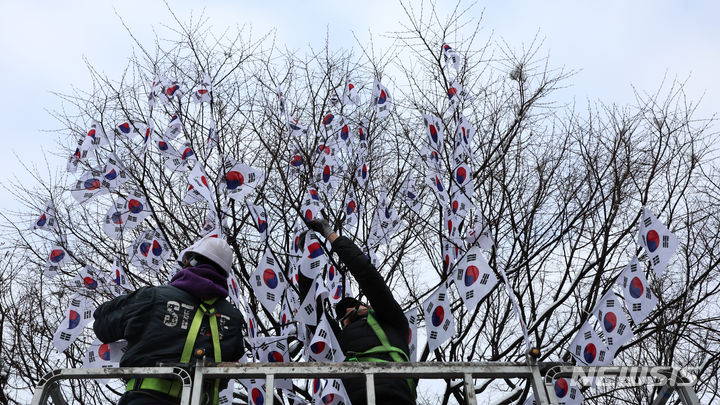 [서울=뉴시스] 김금보 기자 = 23일 오전 서울 용산구 효창공원 일대에서 작업자들이 가로수에 태극기를 게양하고 있다. 용산구는 다음달 3일까지 효창공원 일대 710m 구간을 '제105주년 3.1절 기념 태극기 거리'로 조성한다. 2024.02.23. kgb@newsis.com