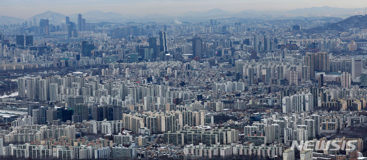 [서울=뉴시스] 김선웅 기자 = 서울 아파트 매매가격이 하락세를 보이고 전세가격 지수가 상승하며 매매가 대비 전세가를 나타내는 전세가율이 7개월 연속 상승했다. 이번달 서울 아파트 전세가율은 52.45%로 지난해 7월 50.94%를 시작으로 7개월 연속 상승세를 보이고 있다. 23일 서울 도심 아파트 단지의 모습. 2024.02.23. mangusta@newsis.com