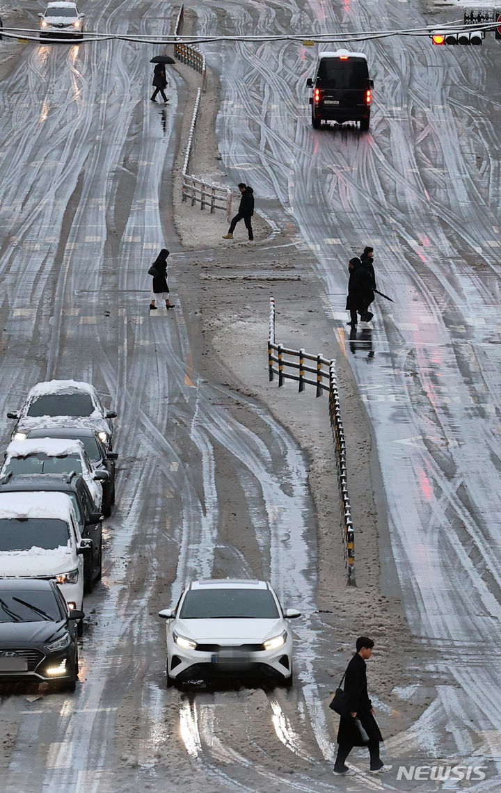 [서울=뉴시스] 최진석 기자 = 밤사이 전국에 눈이 많이 내린 22일 오전 서울 중구 도로에 쌓인 눈이 녹아내려 있다. 2024.02.22. myjs@newsis.com