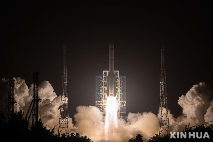 [원창=신화/뉴시스]새로운 통신기술 실험 위성을 탑재한 창정 5호 야오-7 운반로켓이 23일 중국 남부 하이난성 원창 우주선 발사장에서 발사되고 있다. 2024.02.24