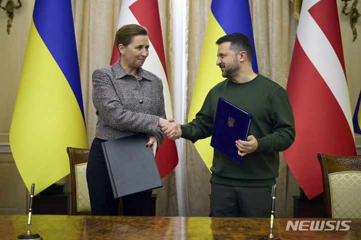 [르비우=AP/뉴시스] 우크라이나 대통령 공보실이 제공한 사진에 볼로디미르 젤렌스키(오른쪽) 우크라이나 대통령이 23일(현지시각) 르비우에서 메테 프레데릭센 덴마크 총리와 협정서에 서명 후 악수하고 있다. 2024.02.24.