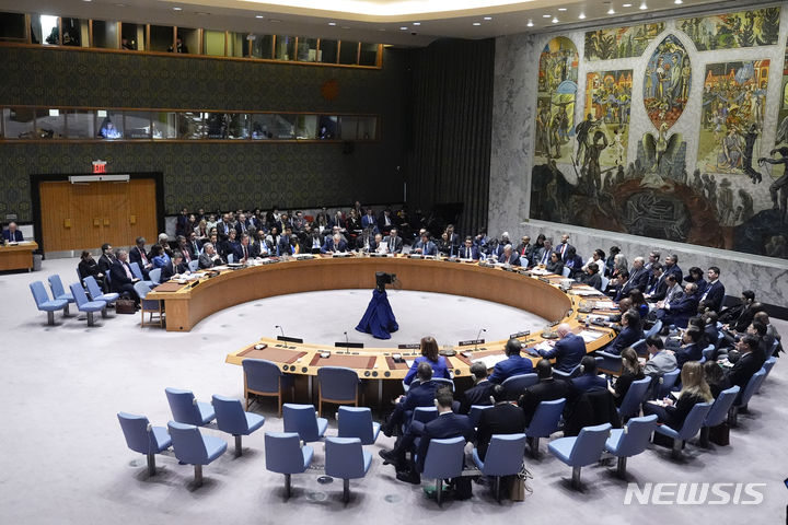 [뉴욕=AP/뉴시스]유엔 안전보장이사회(안보리)가 대북제재위원회 전문가패널 임기 연장 결의안을 28일(현지시간) 통과시키지 못했다. 사진은 지난달 23일 미국 뉴욕의 유엔본부에서 우크라이나의 평화와 안보 유지에 관한 회의를 열고 있는 안보리 모습. 2024.03.28.