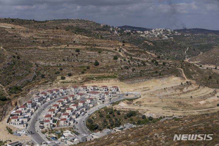 [서안지구=AP/뉴시스] 지난해 6월18일(현지시간) 요르단강 서안지구 내 이스라엘 정착촌 지밧 제에브에 건설된 진규 주택단지. 2024.03.07.