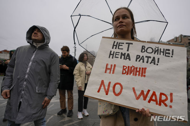 [베오그라드(세르비아)=AP/뉴시스] 2월 24일 베오그라드 중심가에서 세르비아 거주 러시아인들이 모여 우크라이나 전쟁에 대한 반전 시위를 하고 있다. 2024. 02. 27. 