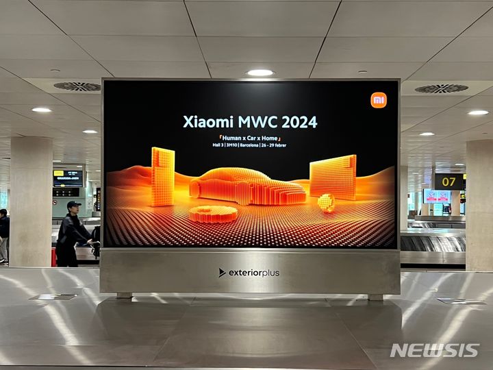 [바르셀로나(스페인)=뉴시스] 샤오미가 MWC2024열리는 스페인 바로셀로나의 엘프라트 공항에서 자사 제품들을 소개하는 디스플레이 광고를 대대적으로 진행했다. (사진=심지혜 기자)