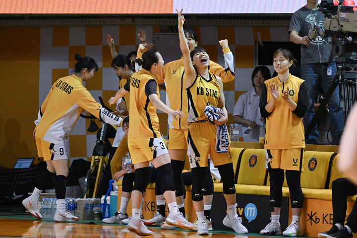 “Kookmin Bank remporte sa première victoire à domicile dans le championnat de la Ligue régulière de basketball professionnel féminin” – par l’agence de presse Newsis de Sympathetic Media