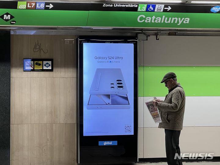 [바르셀로나(스페인)=뉴시스] 삼성전자가 세계 최대 이동통신 박람회 MWC2024가 열리는 스페인 바르셀로나 지하철 역 일부 디지털 광고판에 갤럭시S24 영상을 띄웠다. (사진=심지혜 기자)