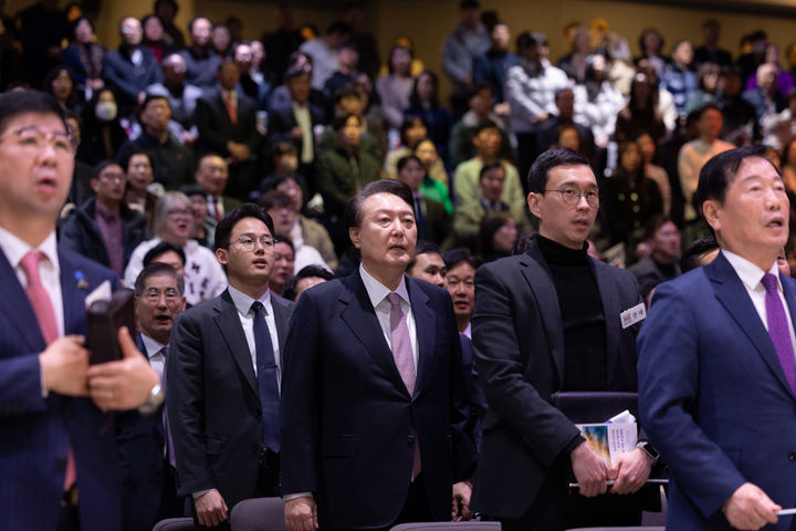 [서울=뉴시스] 윤석열 대통령이 25일 수원 아이엠센터에서 열린 3.1절 기념 예배에 참석해 애국가를 제창하고 있다. (사진=대통령실 제공) 2024.02.25. photo@newsis.com *재판매 및 DB 금지