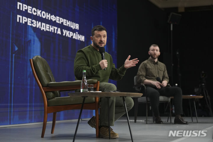 [키이우=AP/뉴시스] 볼로디미르 젤렌스키(왼쪽) 우크라이나 대통령이 25일(현지시간) 수도 키이우에서 열린 '우크라이나, 2024년' 포럼에서 발언하고 있다. 2024.02.26.