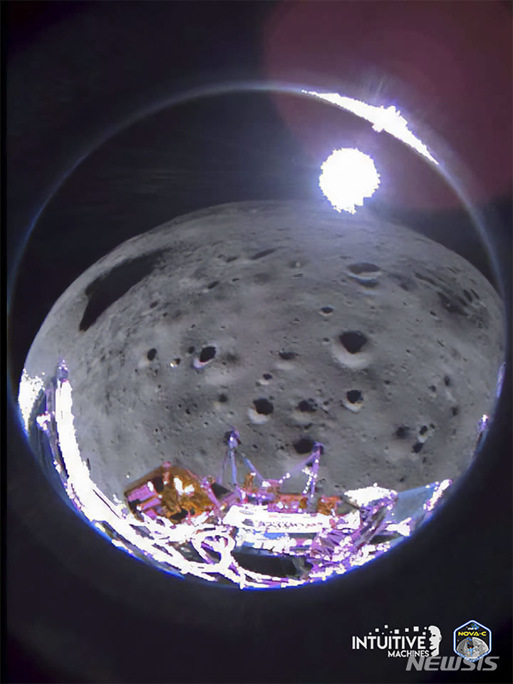 [AP/뉴시스] 인튜이티브머신스 제공 사진으로, 달 탐사선 오디세우스가 착륙 지점 접근 중 피치오버 35초 뒤 촬영한 사진. 2024.02.27.