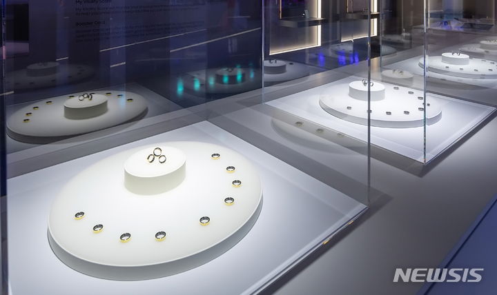 [바르셀로나(스페인)=뉴시스] 삼성전자는 26일 오전 9시(현지시간) 세계 최대 이동통신 전시회인 '모바일월드콩그레스(MWC) 2024'에서 반지 형태의 새 웨어러블 기기 '갤럭시 링' 실물 디자인을 최초 공개했다.