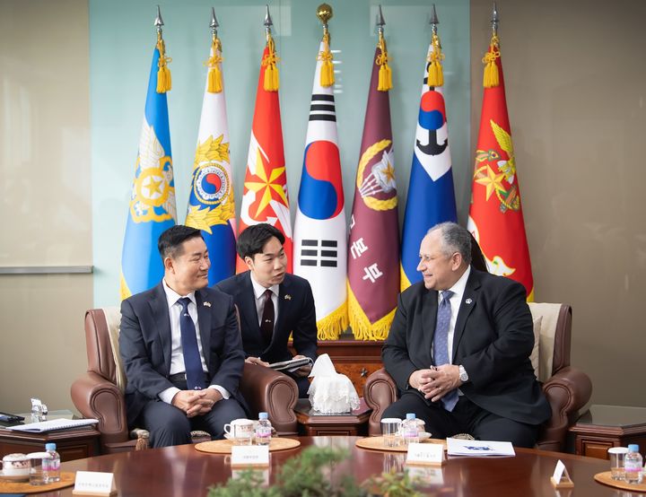 [서울=뉴시스] 신원식 국방부장관이 26일 국방부에서 카를로스 델 토로 미 해군성장관과 한반도 및 역내 안보정세, 대북 공조방안, 방위산업 협력 방안 등에 대해 의견을 나누고 있다.(사진=국방부 제공) 2024.02.26. photo@newsis.com *재판매 및 DB 금지