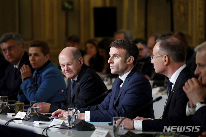 [파리=AP/뉴시스] 에마뉘엘 마크롱(가운데) 프랑스 대통령이 26일(현지시간) 파리 엘리제궁에서 우크라이나 지원 국제회의를 주재하고 있다. 2024.02.27.