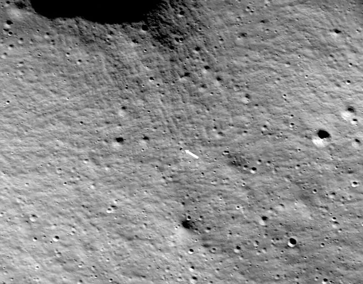 [서울=뉴시스] 미 항공우주국(NASA)이 달 표면에 착륙한 인튜이티브머신스(IM)의 우주선 '오디세우스'(노바-C)를 상공에서 촬영한 사진을 공개했다고 CNN이 보도했다. 사진은 NASA가 공개한 달 표면 위 오디세우스의 모습. (사진=NASA) 2024.2.27 *재판매 및 DB 금지