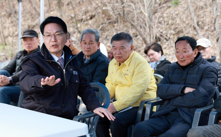 27일 고창군 관내 현장행정에 나선 심덕섭 군수(왼쪽)가 '문수산 관광자원화 사업' 현장을 방문, 주민들에게 고창군이 구상하고 있는 문수산 연계사업들을 설명하고 있다. *재판매 및 DB 금지