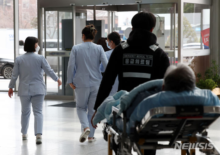 [서울=뉴시스] 김명년 기자 = 지난 27일 오후 서울 시내 한 대형병원에서 간호사들이 발걸음을 옮기고 있는 모습. 2024.02.27. kmn@newsis.com