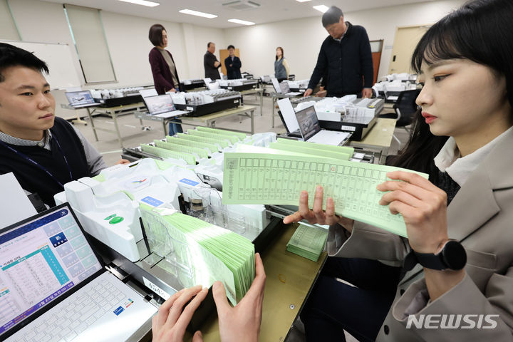 [인천=뉴시스] 전진환 기자 = 27일 인천 남동구선거관리위원회에서 관계자들이 제22대 국회의원선거를 앞두고 24년 신형 투표지분류기를 시험하고 있다. 2024.02.27 amin2@newsis.com